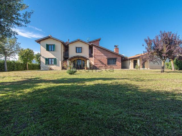 Case e ville in vendita di 275 m² in Via Cese, 11