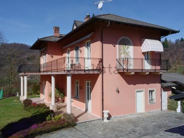 Case e ville in vendita di 275 m² in Via Colletto, 2
