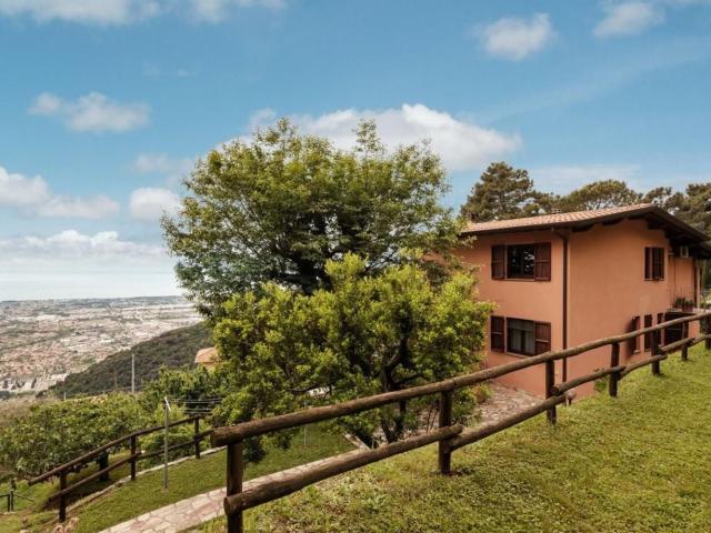 Case e ville in vendita di 275 m² in Via Bergiola, 2