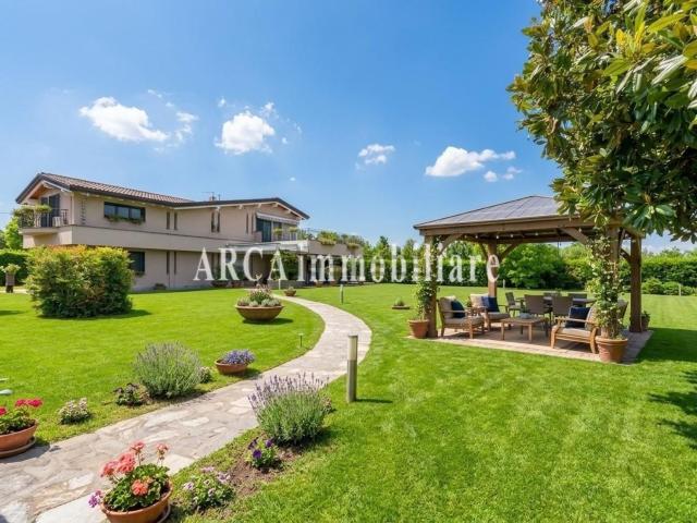 Case e ville in vendita di 275 m² in Via G. Marconi