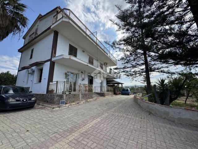 Case e ville in vendita di 275 m² in Via Giovan Battista Filippo Basile, 3