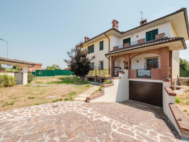 Case e ville in vendita di 275 m² in Via Don Minzoni