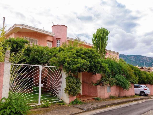 Case e ville in vendita di 275 m² in Via delle Ortensie, 1