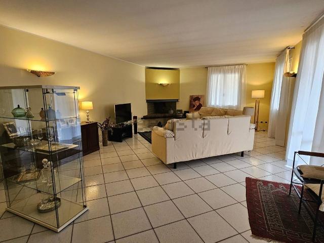 Case e ville in vendita di 275 m² in Via Fiume Montone Abbandonato