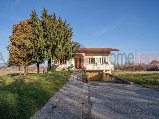 Case e ville in vendita di 275 m² in Via Ippolito Nievo, 19