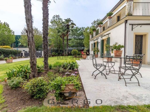 Case e ville in vendita di 275 m² in Via Nazario Sauro