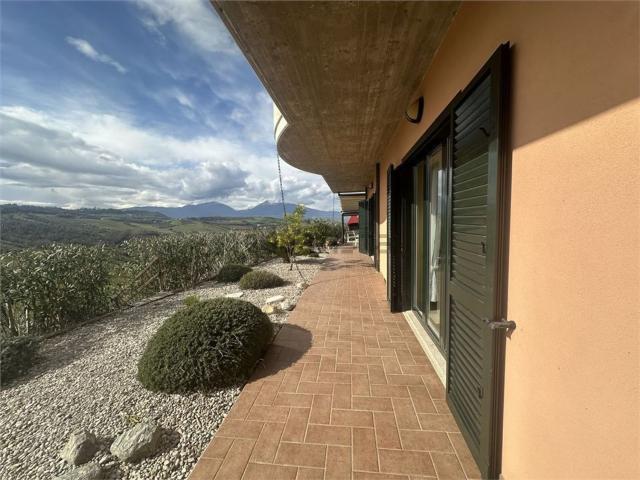 Case e ville in vendita di 275 m² in Via Sant&apos Angelo, 5