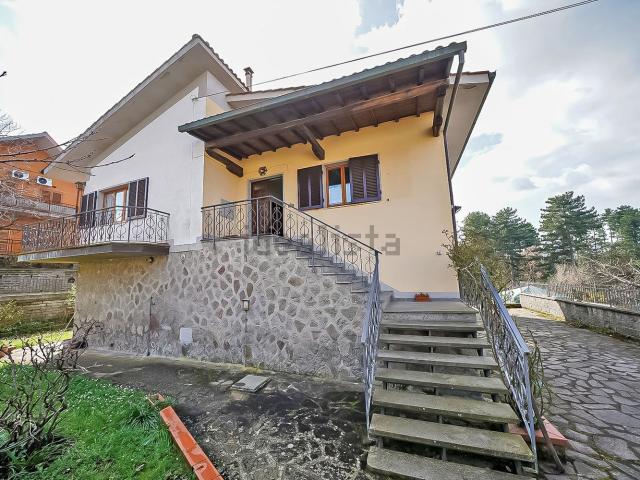 Case e ville in vendita di 275 m² in Via Poderuccio, 11