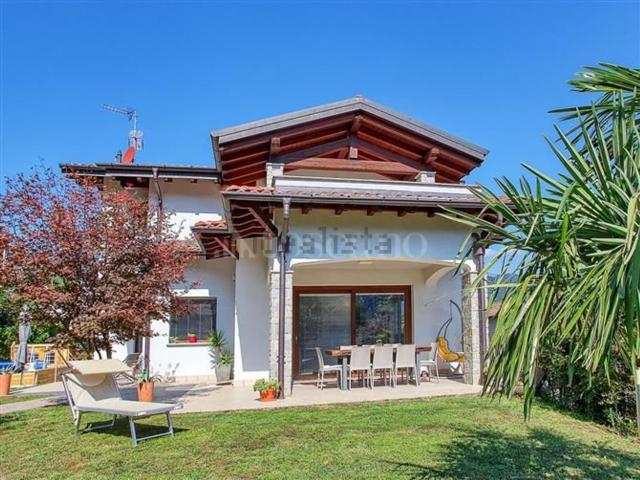 Case e ville in vendita di 275 m² in Via Pianazzo