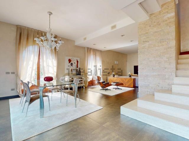 Case e ville in vendita di 275 m² in Via Udine
