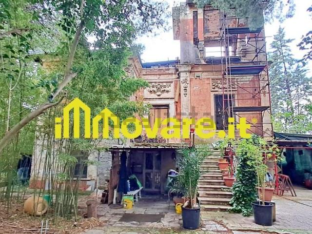 Case e ville in vendita di 275 m² in Corso Alcide de Gasperi, 399