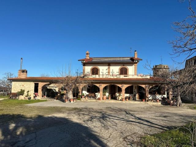 Case e ville in vendita di 275 m² in Strada Marenzi, 2