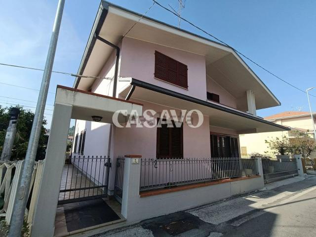 Case e ville in vendita di 276 m² in Via Arno, 7