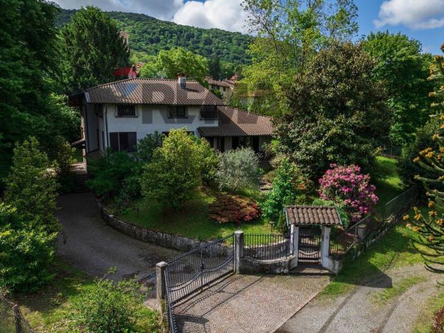 Case e ville in vendita di 276 m² in Via G. Garibaldi, 9