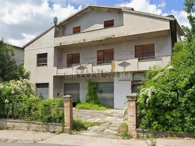 Case e ville in vendita di 276 m² in Via G. Rossa
