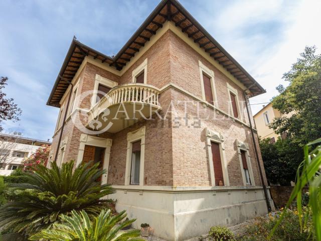 Case e ville in vendita di 276 m² in Via Generale Cadorna Luigi, 4