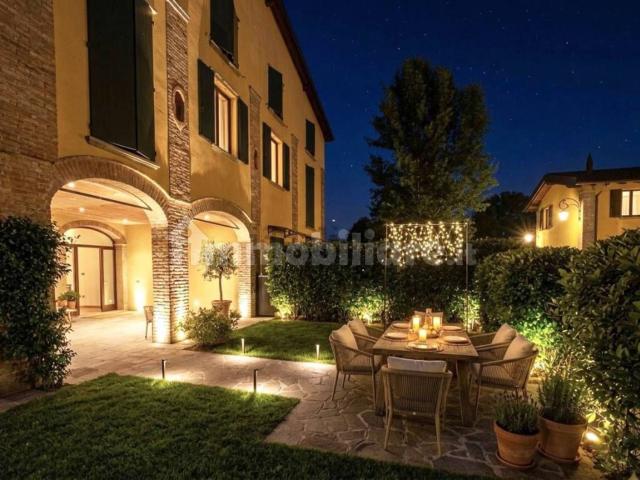 Case e ville in vendita di 236 m² in Via Mantovana
