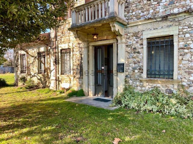 Case e ville in vendita di 276 m² in Via Nuova, 86