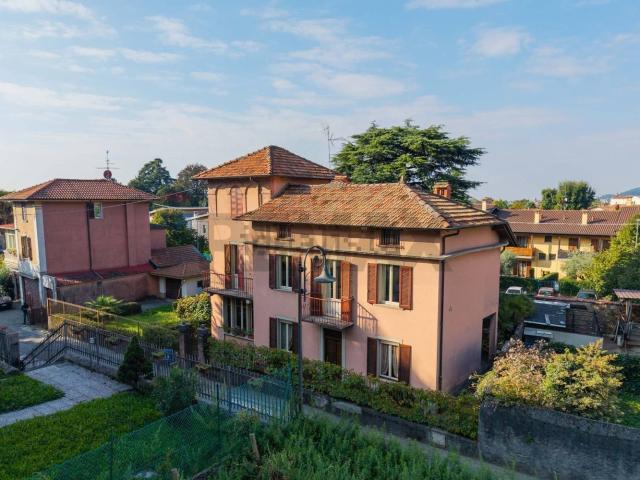 Case e ville in vendita di 276 m² in Via Roma, 9