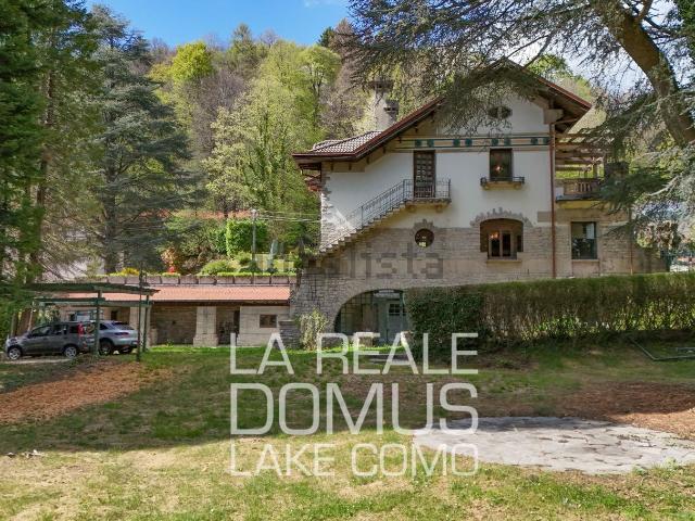 Case e ville in vendita di 276 m² in Viale Guglielmo Poletti, 10