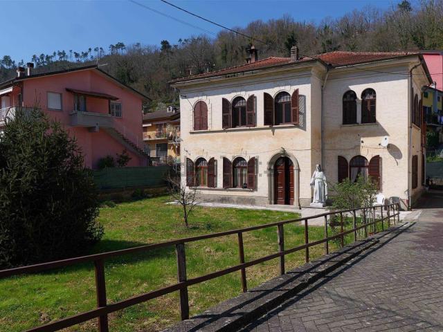 Case e ville in vendita di 277 m² in Via 4 Novembre, 10