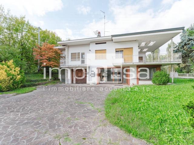 Case e ville in vendita di 277 m² in Via Castelletto