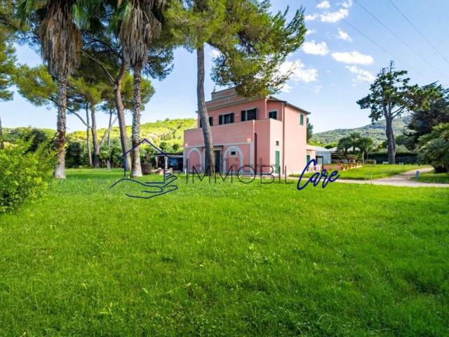 Case e ville in vendita di 277 m² in Via Bucine