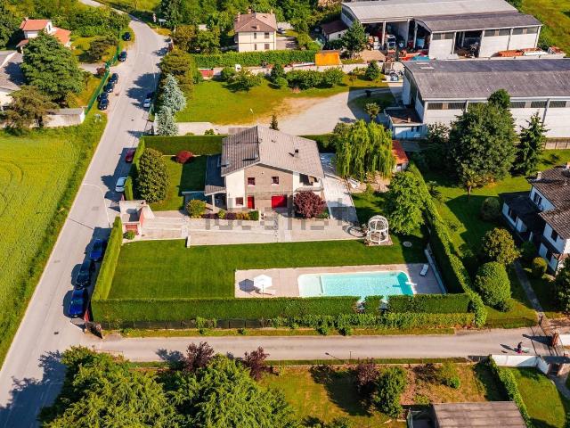 Case e ville in vendita di 277 m² in Via Fratelli Bandiera, 28