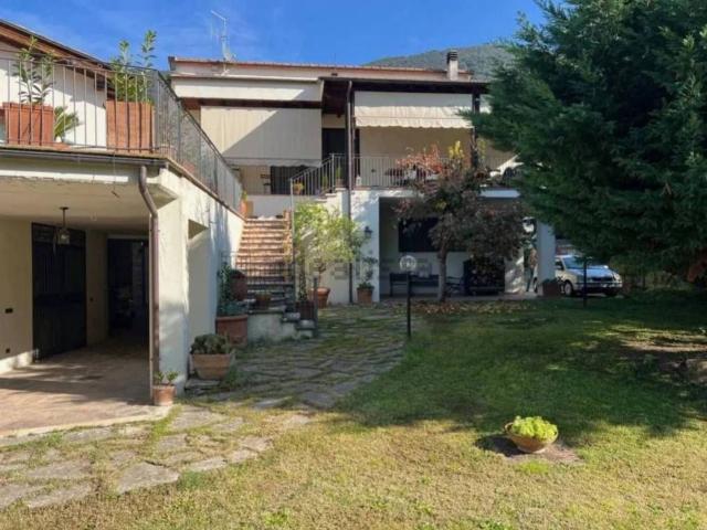 Case e ville in vendita di 278 m² in Via Case Mangiapelo