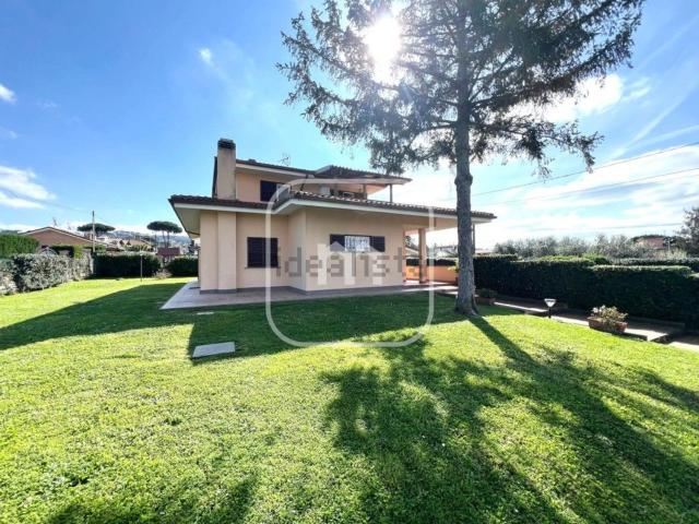 Case e ville in vendita di 278 m² in Via Castagnole