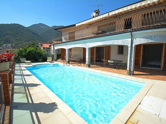 Case e ville in vendita di 278 m² in Via dei Gerani
