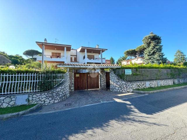 Case e ville in vendita di 278 m² in Viale del Colle, 37