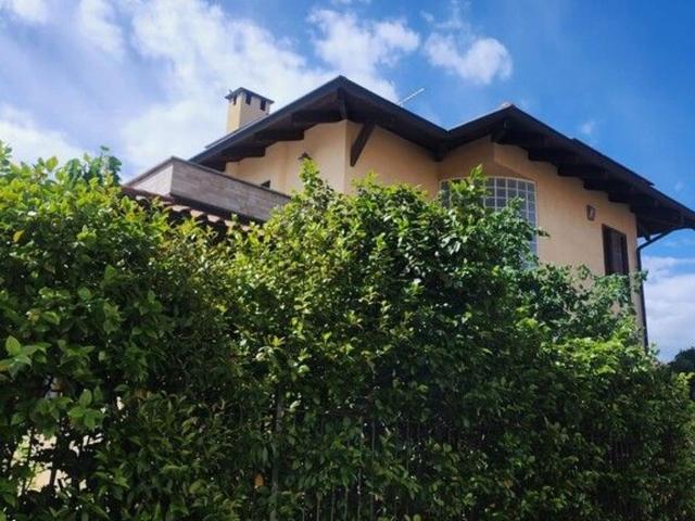 Case e ville in vendita di 279 m² in Via Monte Grappa, 19