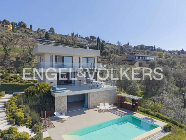 Case e ville in vendita di 279 m² in Via Negher