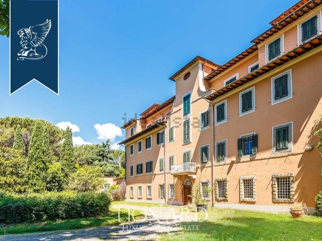 Case e ville in vendita di 2800 m²