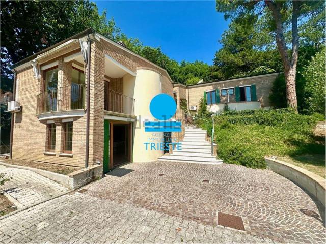 Case e ville in vendita di 280 m² in Traversa di Monte Ardizio, 51