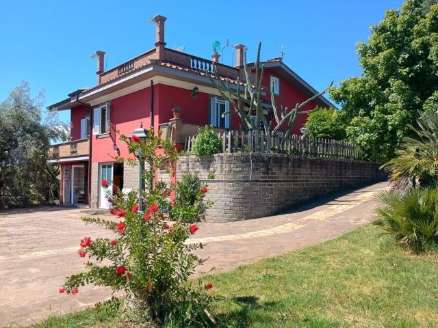 Case e ville in vendita di 280 m² in Via 2ᵒ Stradone Muti