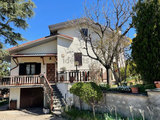 Case e ville in vendita di 280 m² in Via Colle Farola