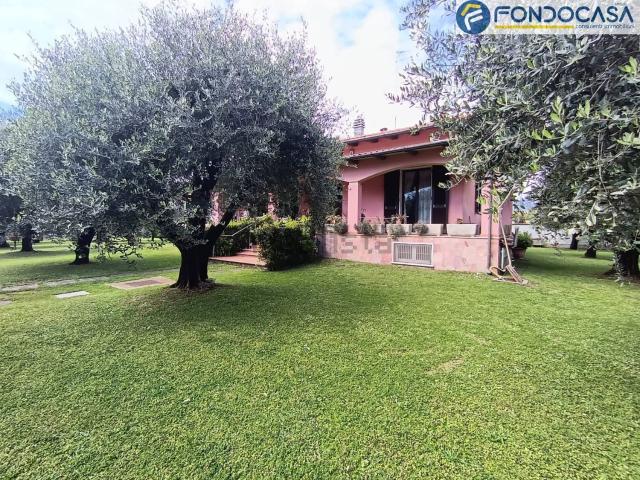Case e ville in vendita di 280 m² in Via Comano