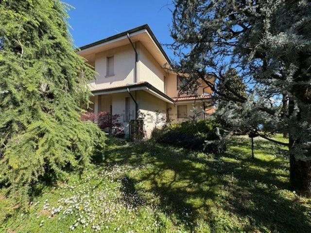 Case e ville in vendita di 280 m² in Via Camillo Benso Conte di Cavour