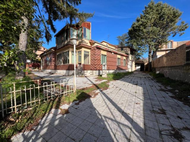 Case e ville in vendita di 280 m² in Via Cardito, 41