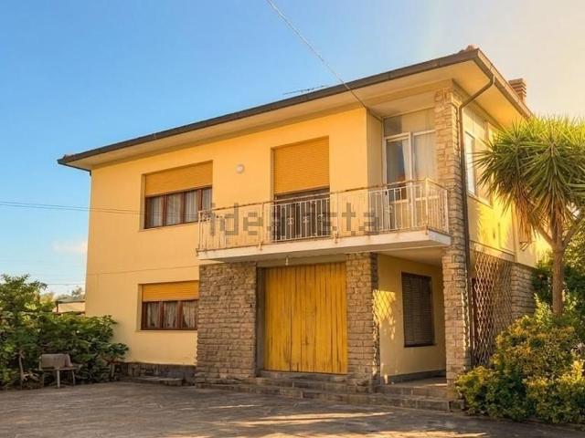 Case e ville in vendita di 280 m² in Via Carecciole