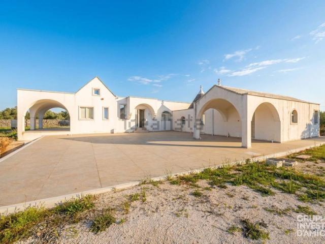 Case e ville in vendita di 280 m² in Via Alberobello
