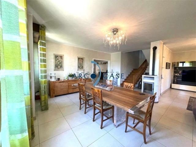 Case e ville in vendita di 280 m² in Via Alcide de Gasperi