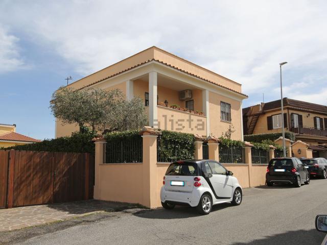 Case e ville in vendita di 280 m² in Via Argelato, 27