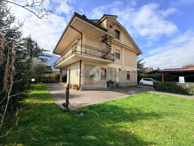 Case e ville in vendita di 280 m² in Via Badia, 153