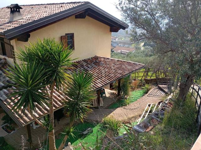 Case e ville in vendita di 280 m² in Via G. Malagodi