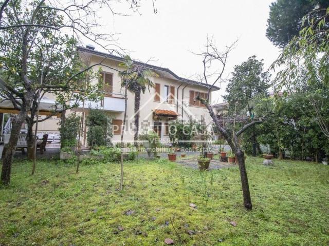 Case e ville in vendita di 280 m² in Via Giuseppe Verdi
