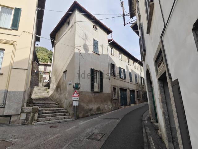 Case e ville in vendita di 280 m² in Via Giacomo Puccini, 2