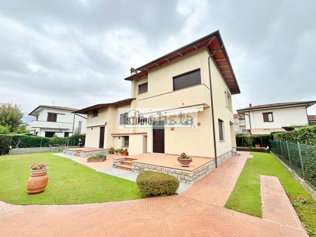 Case e ville in vendita di 280 m² in Via Gino Lombardi